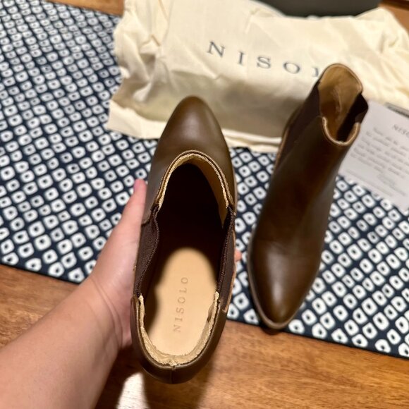 New! Nisolo Chelsea Boot in Chestnut Brown - Picture 6 of 6